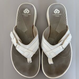 Clarks CLOUDSTEPPERS white flipflops/thongs.sz 8 .VG clean condition.Cushy sole.